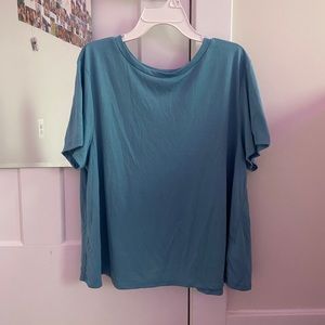 Old navy active tee ( never worn )